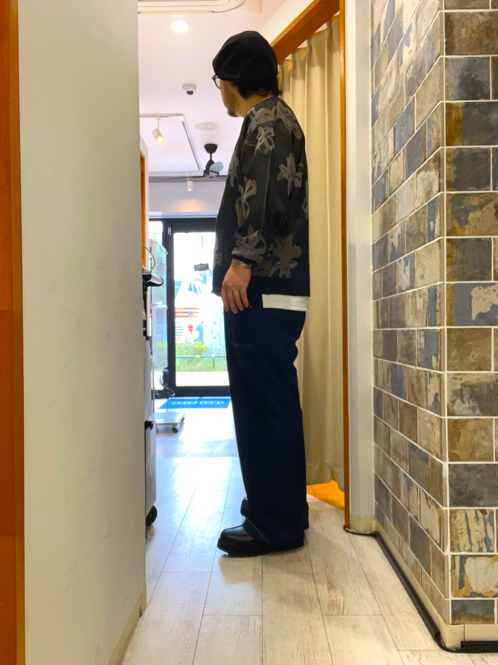 「秋コーデ、シンプルスタイル、秋服、カジュアルコーデ、ワイドパンツ、キレイめカジュアル、きれいめカジュアル、キレイめ、大人カジュアル、大人コーデ、ベレー帽×メガネ、ベレー帽、ワイドスラックス、カーディガン、柄カーディガン」｜「DedesのDedes / ハイソールタッセルローファー(6313)（ローファー、ブラック系）」を使った、ミナト／ちょいデブでも細く見えるコーデさん（メンズ・171cm）の秋コーディネートの4枚目の写真