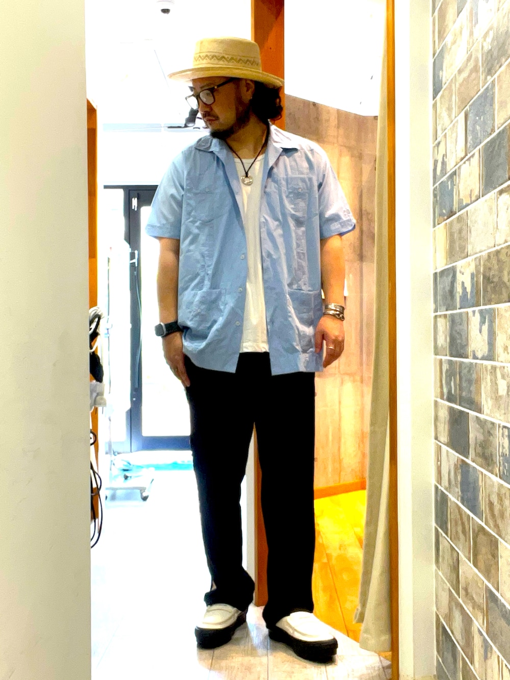 「レイヤードスタイル、メンズファッション、休日コーデ、40代コーデ、40代、シャツスタイル、おでかけコーデ、シャツコーデ、リラックススタイル、トラックパンツ、大人コーデ、アメカジ、大人カジュアル、大人アメカジ、コンバース」｜「CA4LAのWHIM（ハット、ベージュ系）」を使った、ミナト／ちょいデブでも細く見えるコーデさん（メンズ・171cm）の夏コーディネートの5枚目の写真