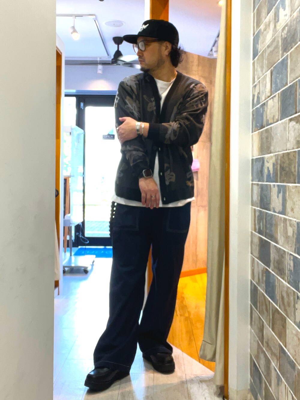 「ニット、レザー、古着MIX、秋服、キレイめ、革靴、ストリートコーデ、デニムパンツ、いいね、save、フォローお願いします🤑、着回しコーデ、ワイドパンツ、キャップ、オトナカジュアル、カーディガン、アメカジ」｜「WETTEMPTのDIAL MOCCASIN SHOES / ダイヤルモカシンシューズ（モカシン/デッキシューズ、ブラック系）」を使った、ミナト／ちょいデブでも細く見えるコーデさん（メンズ・171cm）の秋コーディネートの2枚目の写真