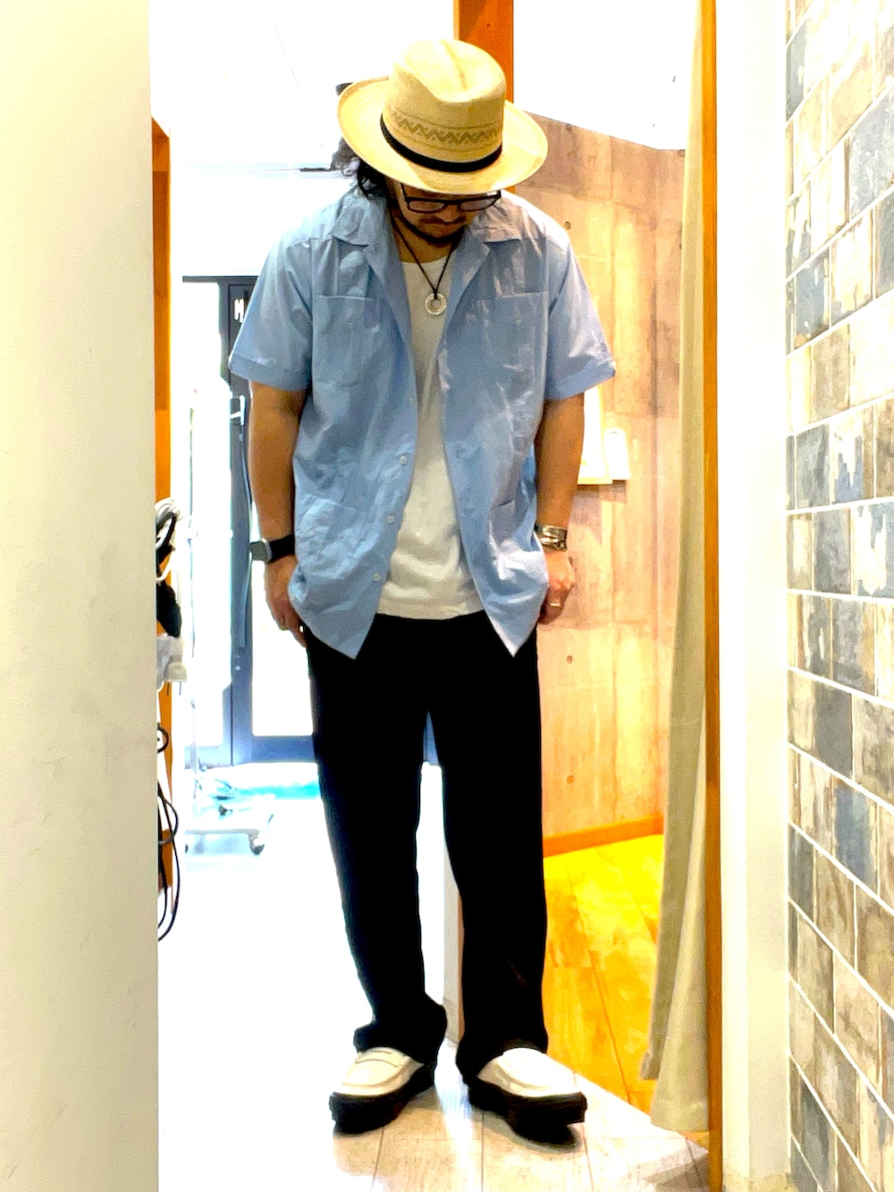「レイヤードスタイル、メンズファッション、休日コーデ、40代コーデ、40代、シャツスタイル、おでかけコーデ、シャツコーデ、リラックススタイル、トラックパンツ、大人コーデ、アメカジ、大人カジュアル、大人アメカジ、コンバース」｜「CA4LAのWHIM（ハット、ベージュ系）」を使った、ミナト／ちょいデブでも細く見えるコーデさん（メンズ・171cm）の夏コーディネートの4枚目の写真