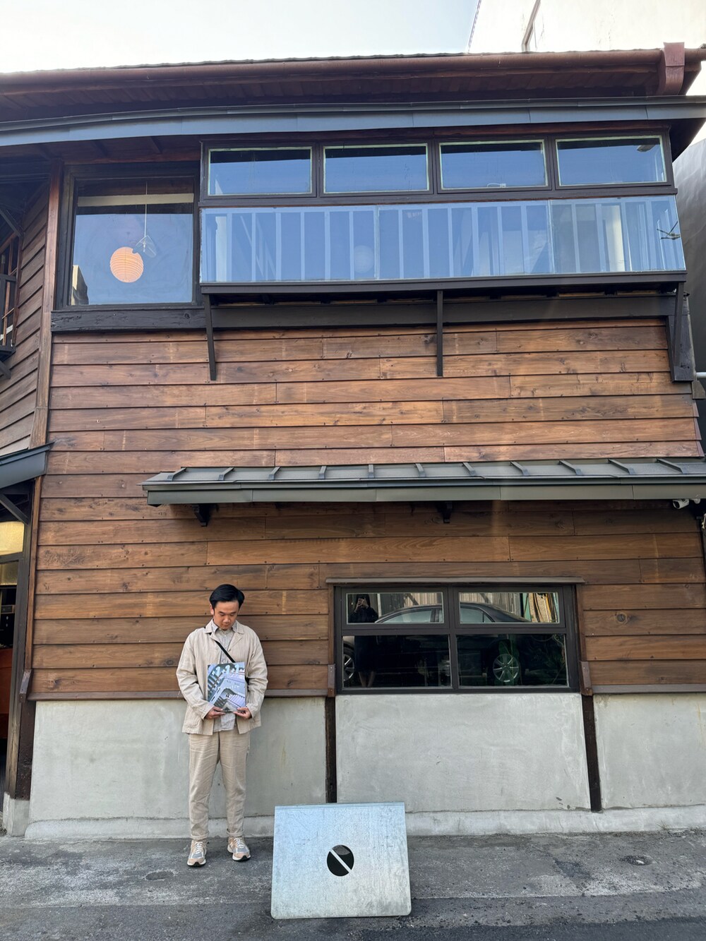 ベージュ系のテーラードジャケット、ベージュ系のチノパンツ、ベージュ系のスニーカーを着用したメンズの冬コーディネートの4枚目の写真