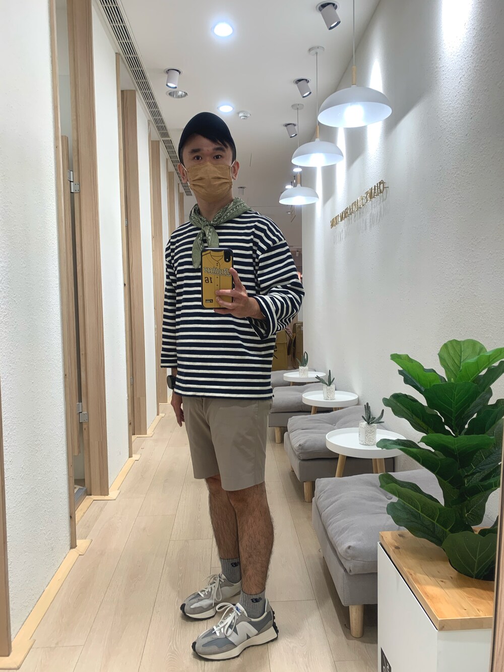グレー系のスニーカー、ベージュ系のカーゴパンツ、ブルー系のTシャツ/カットソーを着用したメンズの秋コーディネートの2枚目の写真