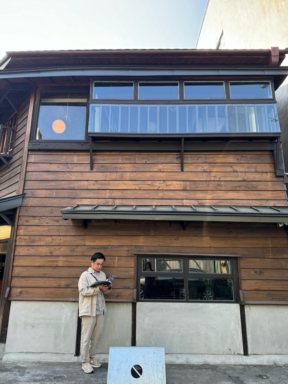 ベージュ系のテーラードジャケット、ベージュ系のチノパンツ、ベージュ系のスニーカーを着用したメンズの冬コーディネートの2枚目の写真