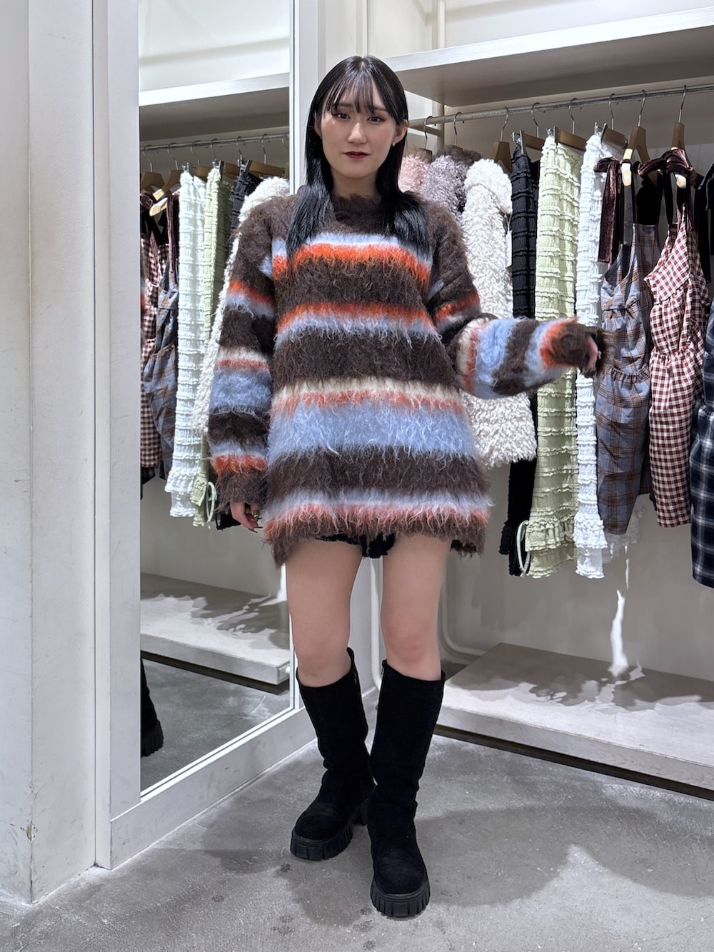 ブラウン系のニット/セーター、ブラック系のその他パンツを着用したレディースの秋コーディネートの4枚目の写真