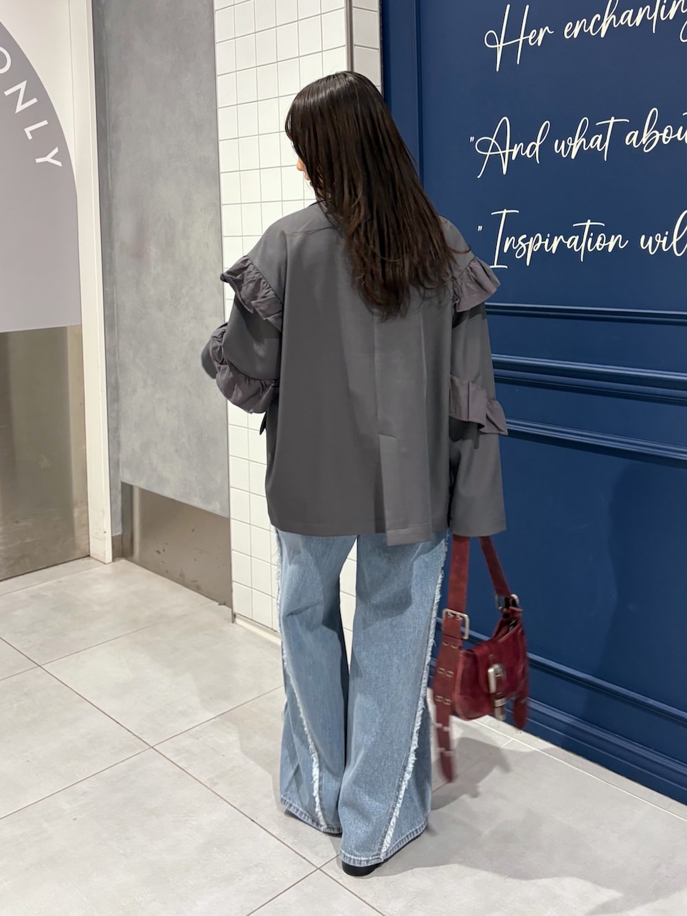 ブラック系のTシャツ/カットソー、グレー系のテーラードジャケット、ブルー系のデニムパンツを着用したレディースの春コーディネートの4枚目の写真