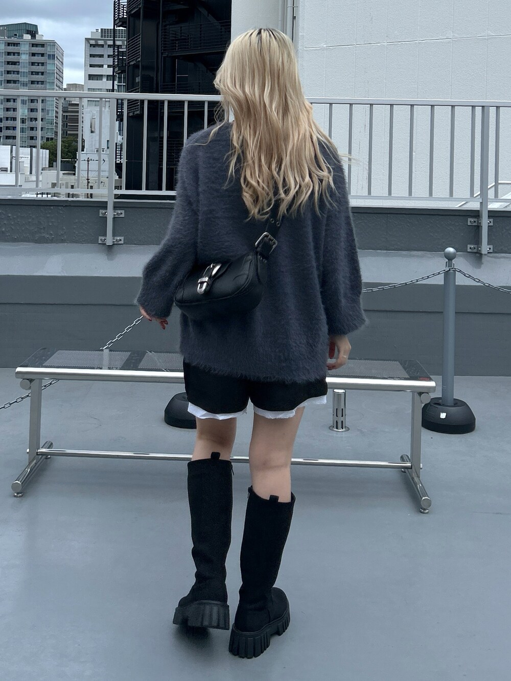 「秋っぽコーデ更新中、オトナカジュアル、ゆるコーデ、秋服準備はじめました、低身長女子、#秋コーデ、イエベ春、ブルべ夏、カーディガン、ショートパンツ、ロングブーツ、152cm、カーディガンコーデ」｜「w closetのロングブーツ（ブーツ、ブラック系）」を使った、みうさん（骨格ストレート・レディース・152cm）の秋コーディネートの5枚目の写真