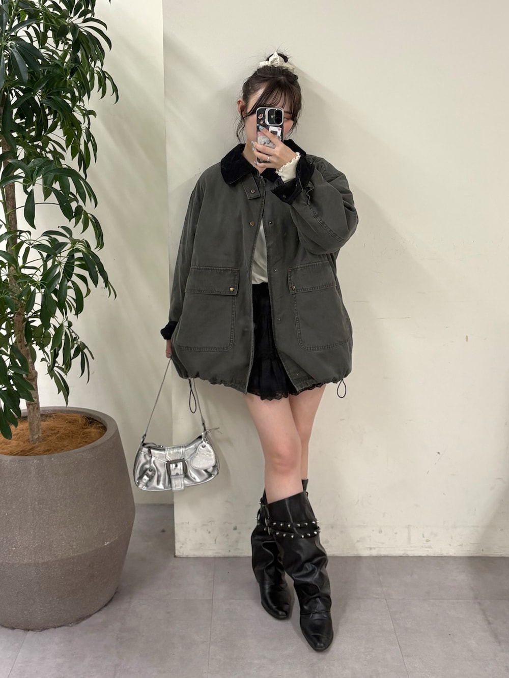 グレー系のカバーオール、ホワイト系のTシャツ/カットソーを着用したレディースの秋コーディネートの2枚目の写真