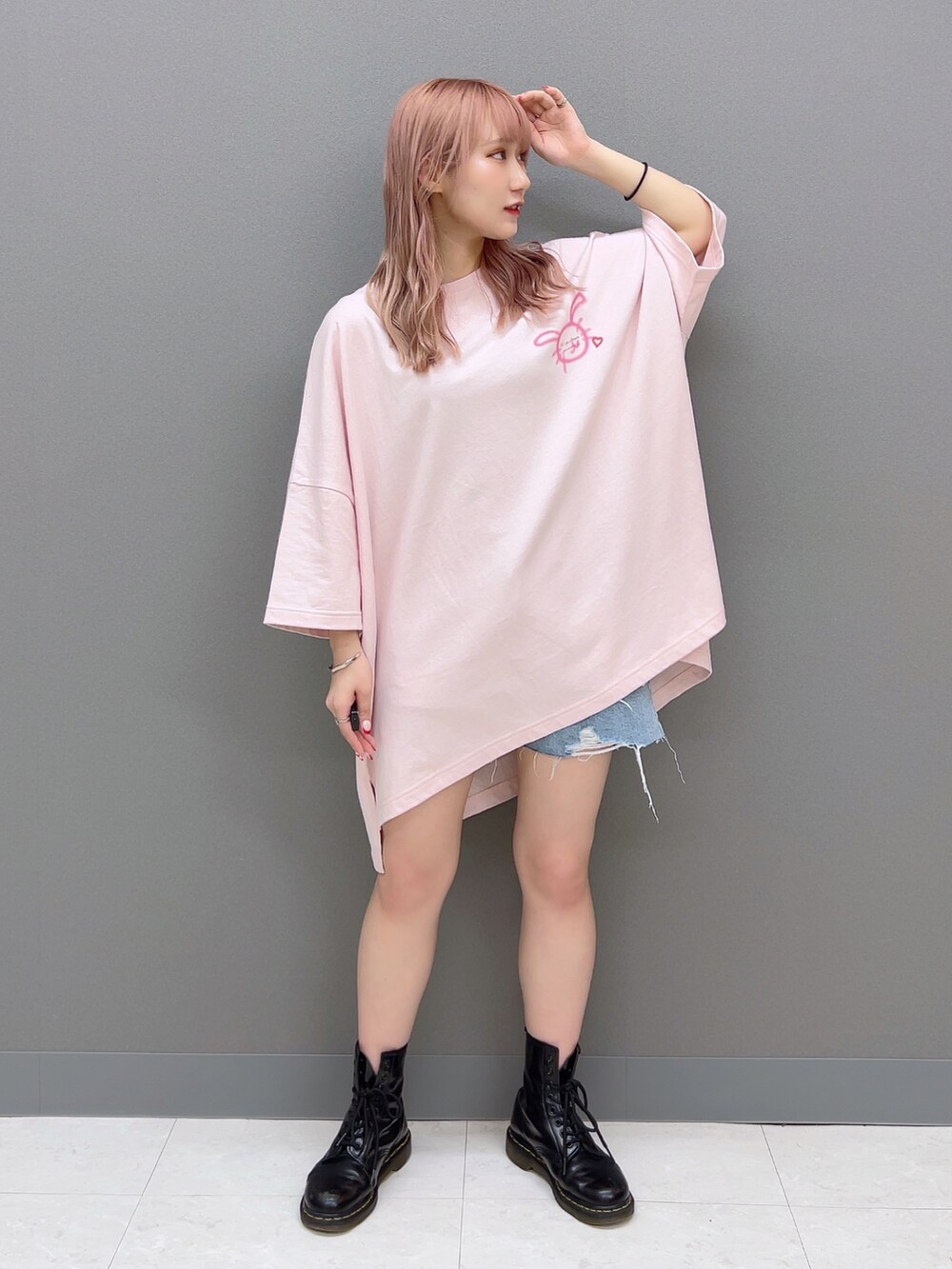 「このスタイルがお気に入り、おでかけコーデ、カジュアル、ビッグシルエット、おしゃれさんと繋がりたい、Tシャツ」｜「Alley by w closetの【Alley】スプレープリントTシャツ（Tシャツ/カットソー、ピンク系）」を使った、みうさん（骨格ストレート・レディース・152cm）の夏コーディネートの2枚目の写真