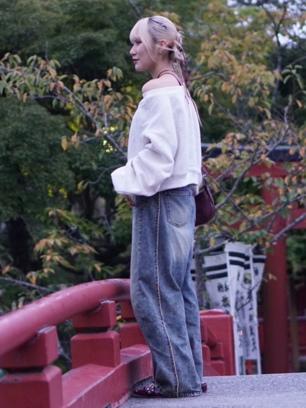 「アウトドアスタイル、秋っぽコーデ更新中、シンプルコーデ、ootd、秋服準備はじめました、着回しコーデ、お洒落さんとつながりたい、低身長コーデ、カジュアル、スウェット、デニム、152cm、w closet、骨格ストレート、イエベ春」｜「w closetのワンショル裏起毛スウエット（Tシャツ/カットソー、ベージュ系）」を使った、みうさん（骨格ストレート・レディース・152cm）の秋コーディネートの3枚目の写真