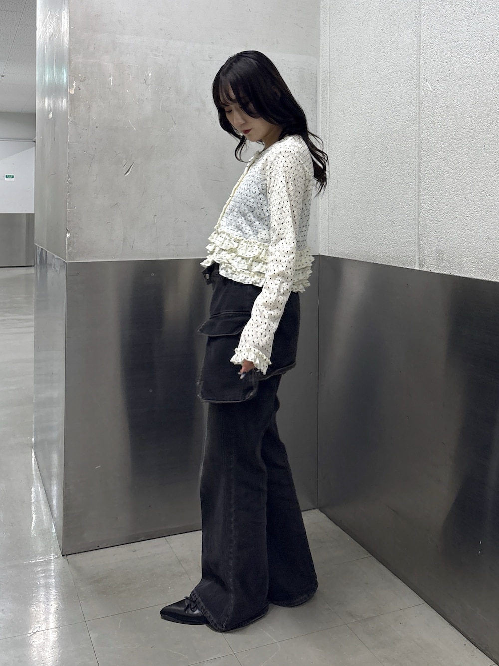 ホワイト系のTシャツ/カットソー、ブラック系のデニムパンツ、ブラック系のブーツを着用したレディースの春コーディネートの4枚目の写真