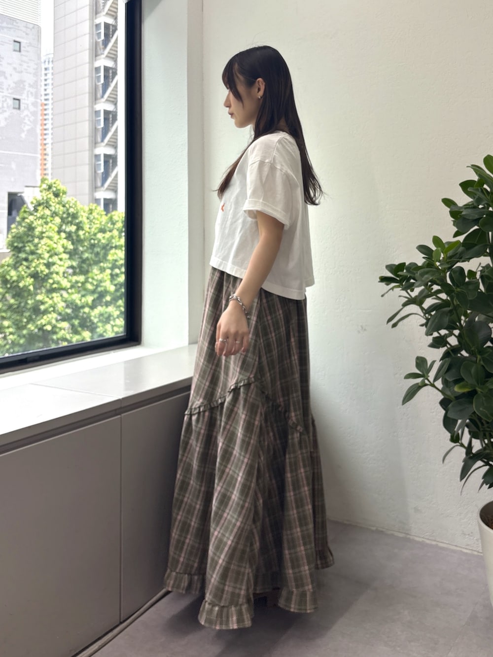 ホワイト系のTシャツ/カットソー、グリーン系のワンピースを着用したレディースの夏コーディネートの4枚目の写真