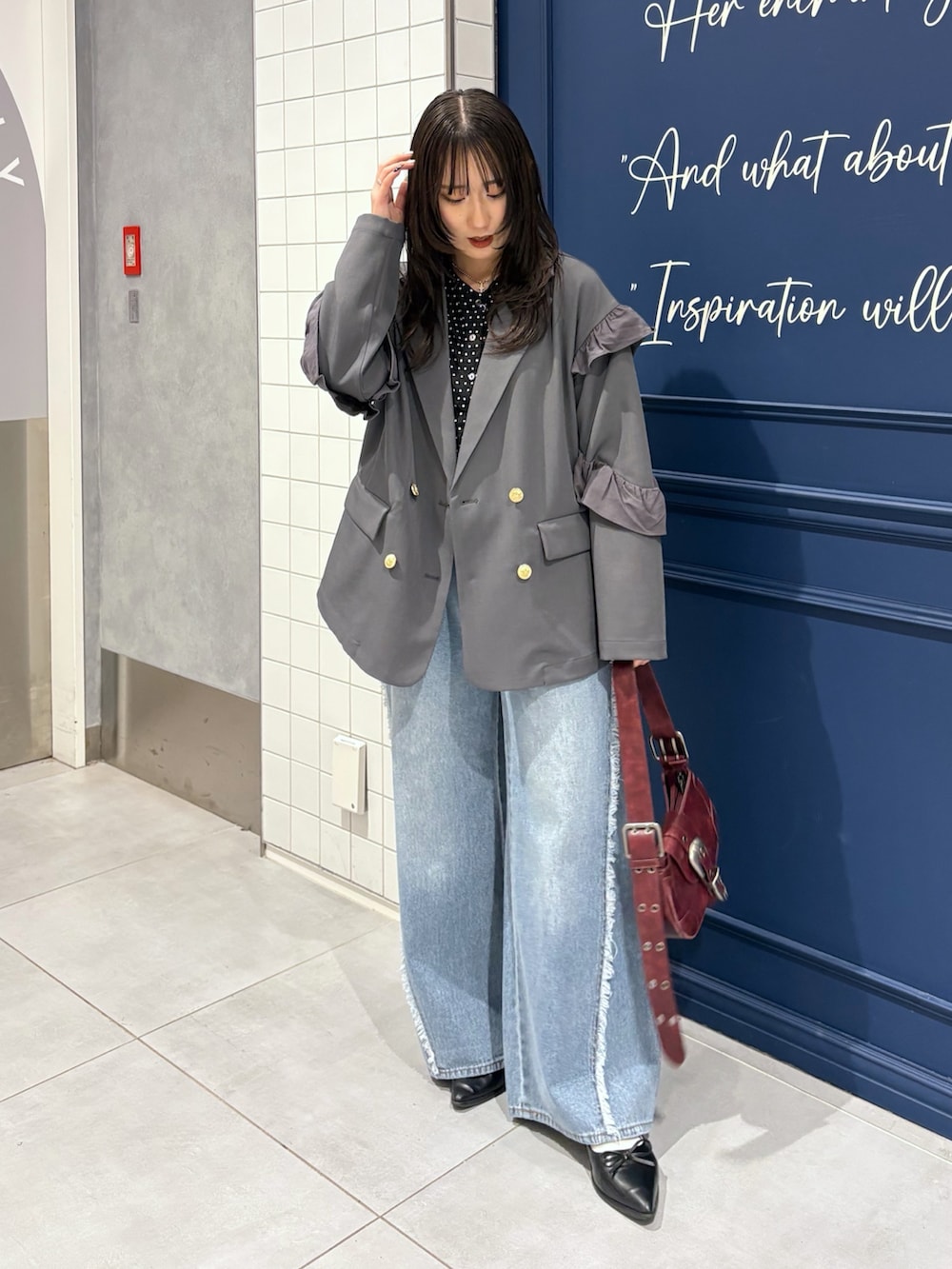 ブラック系のTシャツ/カットソー、グレー系のテーラードジャケット、ブルー系のデニムパンツを着用したレディースの春コーディネートの2枚目の写真