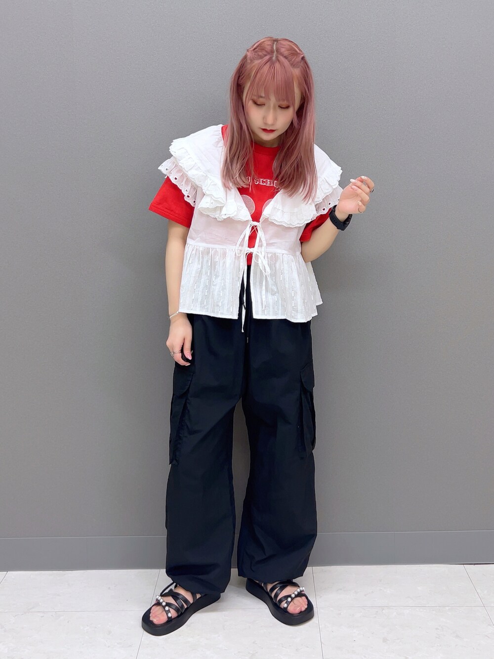 「このスタイルがお気に入り、着回しコーデ、低身長コーデ、カーゴパンツ、ブラウス、ブラウス×パンツ、Tシャツ、甘辛mix、カジュアル」｜「w closetのハートレースフリルブラウス（シャツ/ブラウス、ホワイト系）」を使った、みうさん（骨格ストレート・レディース・152cm）の夏コーディネートの3枚目の写真