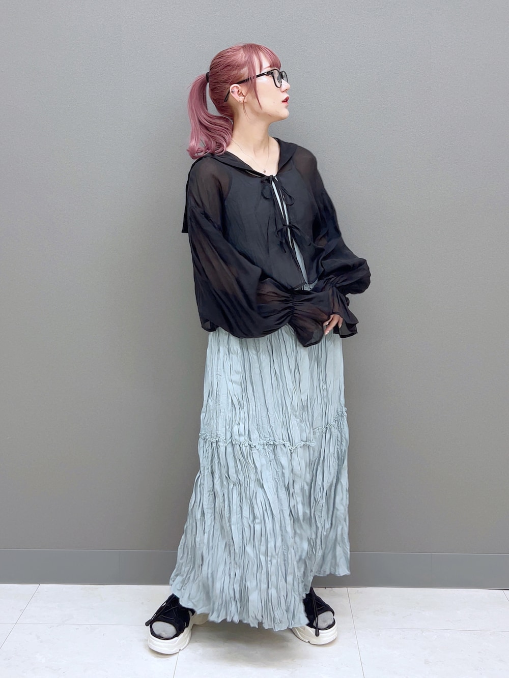 ブラック系のシャツ/ブラウス、ブルー系のワンピース、ブラック系のサンダルを着用したレディースの夏コーディネートの3枚目の写真