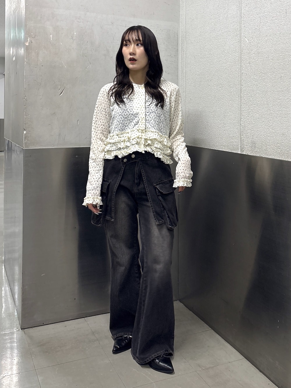 ホワイト系のTシャツ/カットソー、ブラック系のデニムパンツ、ブラック系のブーツを着用したレディースの春コーディネートの3枚目の写真