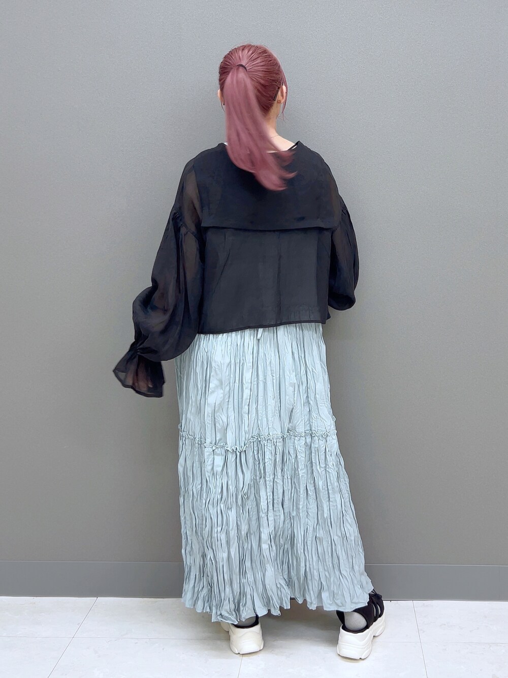 ブラック系のシャツ/ブラウス、ブルー系のワンピース、ブラック系のサンダルを着用したレディースの夏コーディネートの4枚目の写真