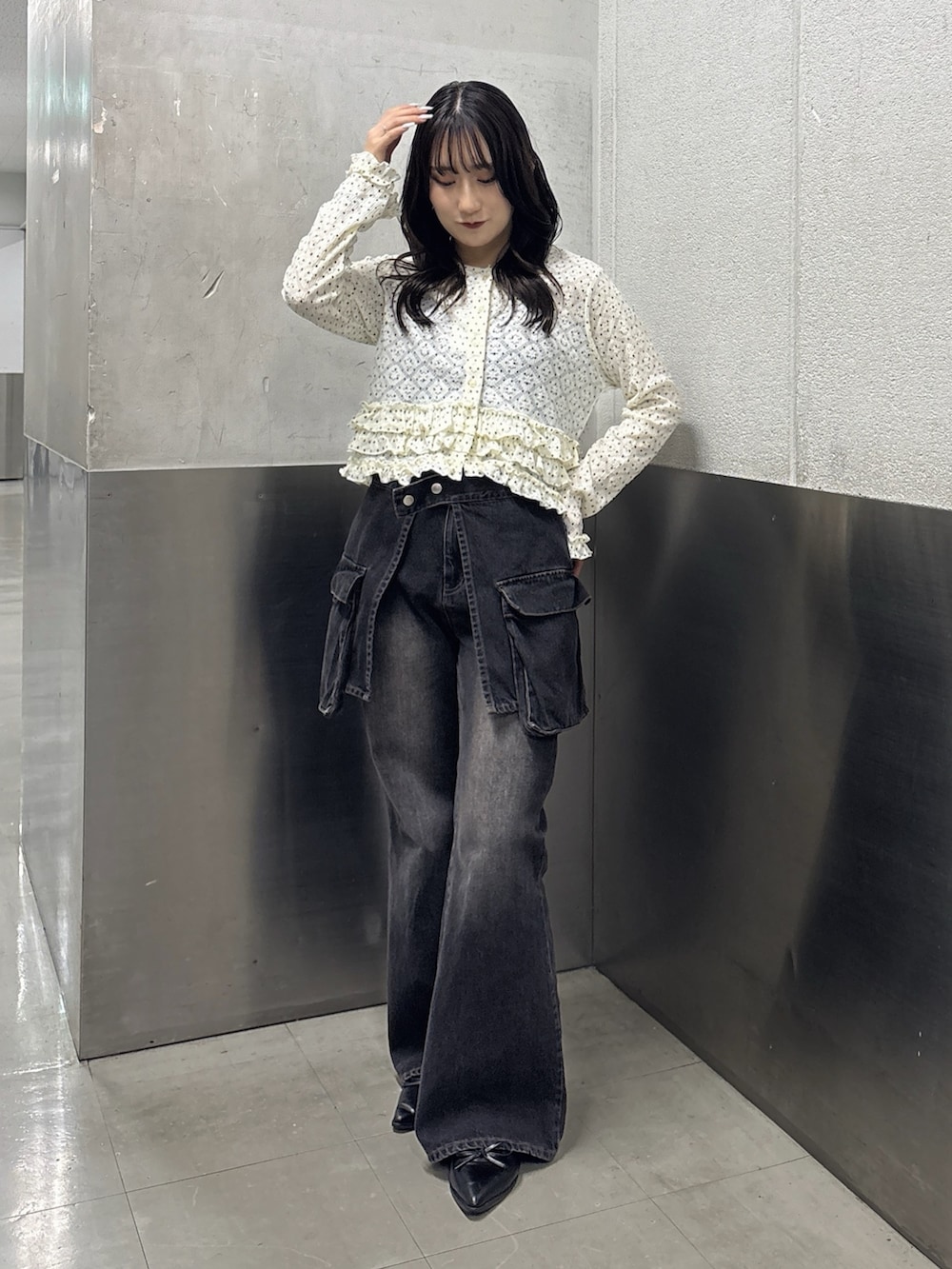 ホワイト系のTシャツ/カットソー、ブラック系のデニムパンツ、ブラック系のブーツを着用したレディースの春コーディネートの2枚目の写真