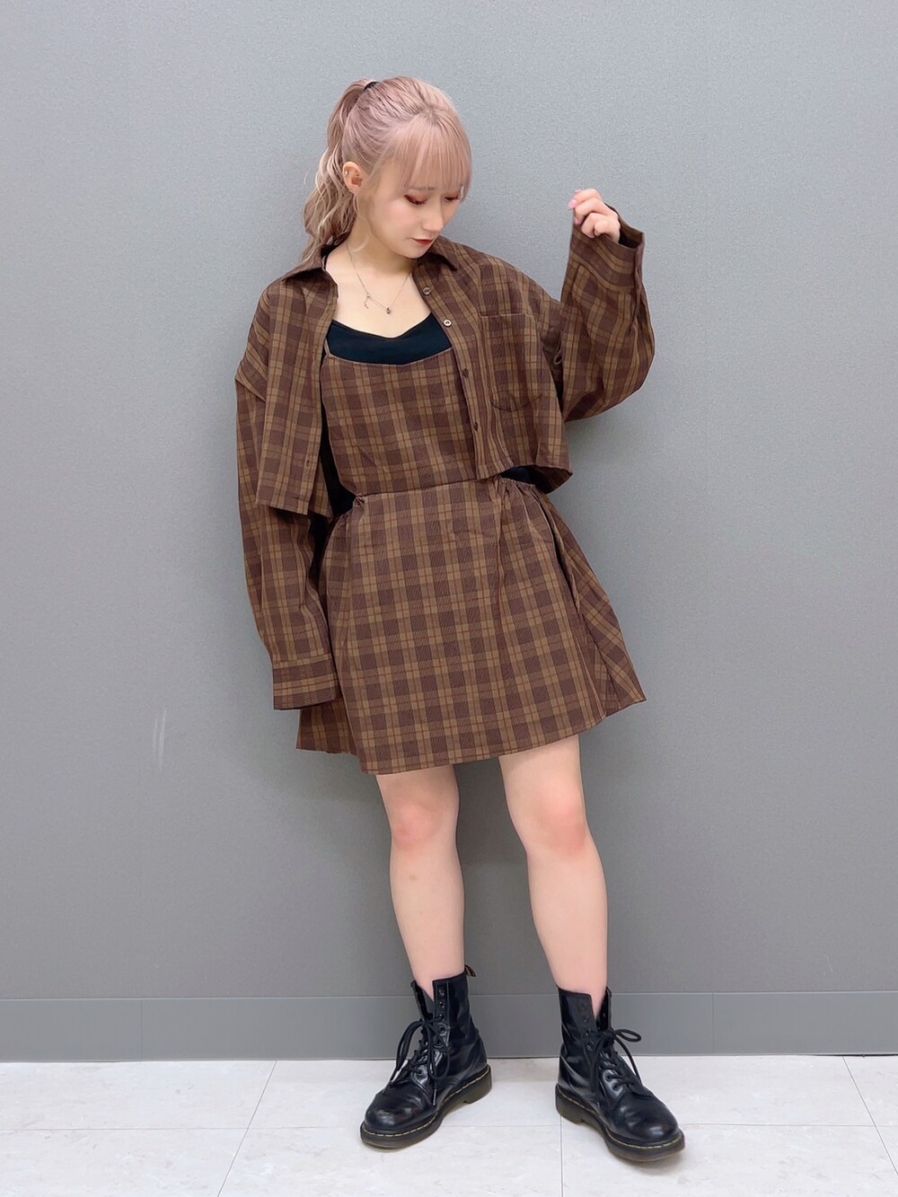 「初秋コーデ、お洒落さんとつながりたい、秋のコーデ、低身長コーデ、カジュアル、セットアップ、チェック柄、チュニック、シャツスタイル、WEARyouthコーデ、着回しコーデ、ブラウン、ドクターマーチン」｜「w closetの【カップ付き】バッククロスキャミソール（キャミソール、ブラック系）」を使った、みうさん（骨格ストレート・レディース・152cm）の夏コーディネートの2枚目の写真