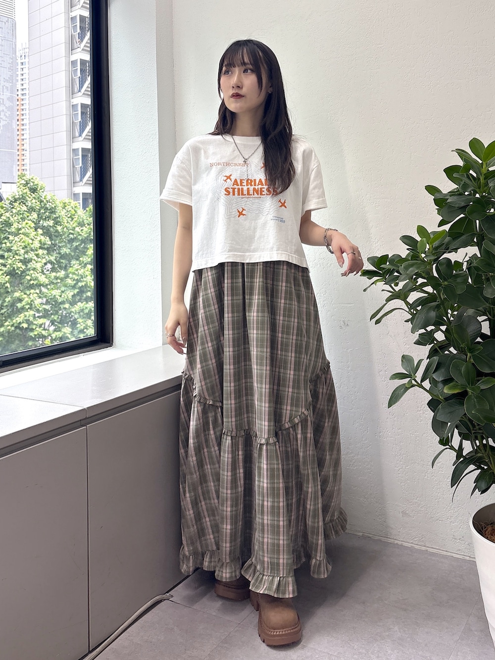 ホワイト系のTシャツ/カットソー、グリーン系のワンピースを着用したレディースの夏コーディネートの3枚目の写真