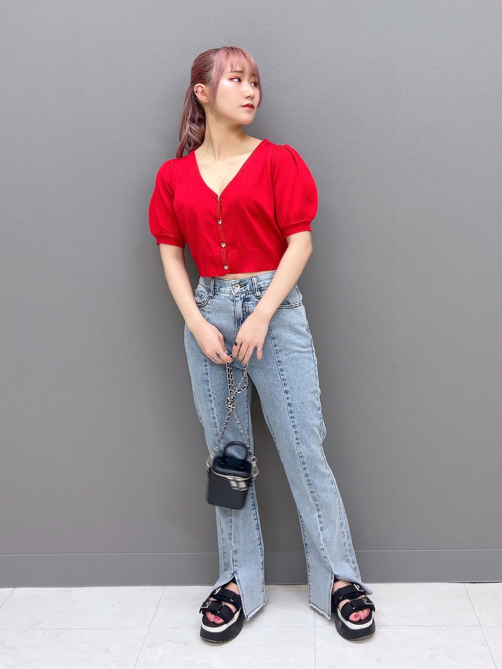 「夏コーデ、カジュアルコーデ、シンプル、パンツスタイル、低身長コーデ、おしゃれさんと繋がりたい、このスタイルがお気に入り、カーディガン、デニム、デニムパンツ、デート、骨格ウェーブ、いいね、save、フォローお願いします🤑」｜「w closetの【サイズ展開あり】フロントスリットフレアデニムパンツ（デニムパンツ、ブルー系）」を使った、みうさん（骨格ストレート・レディース・152cm）の夏コーディネートの2枚目の写真