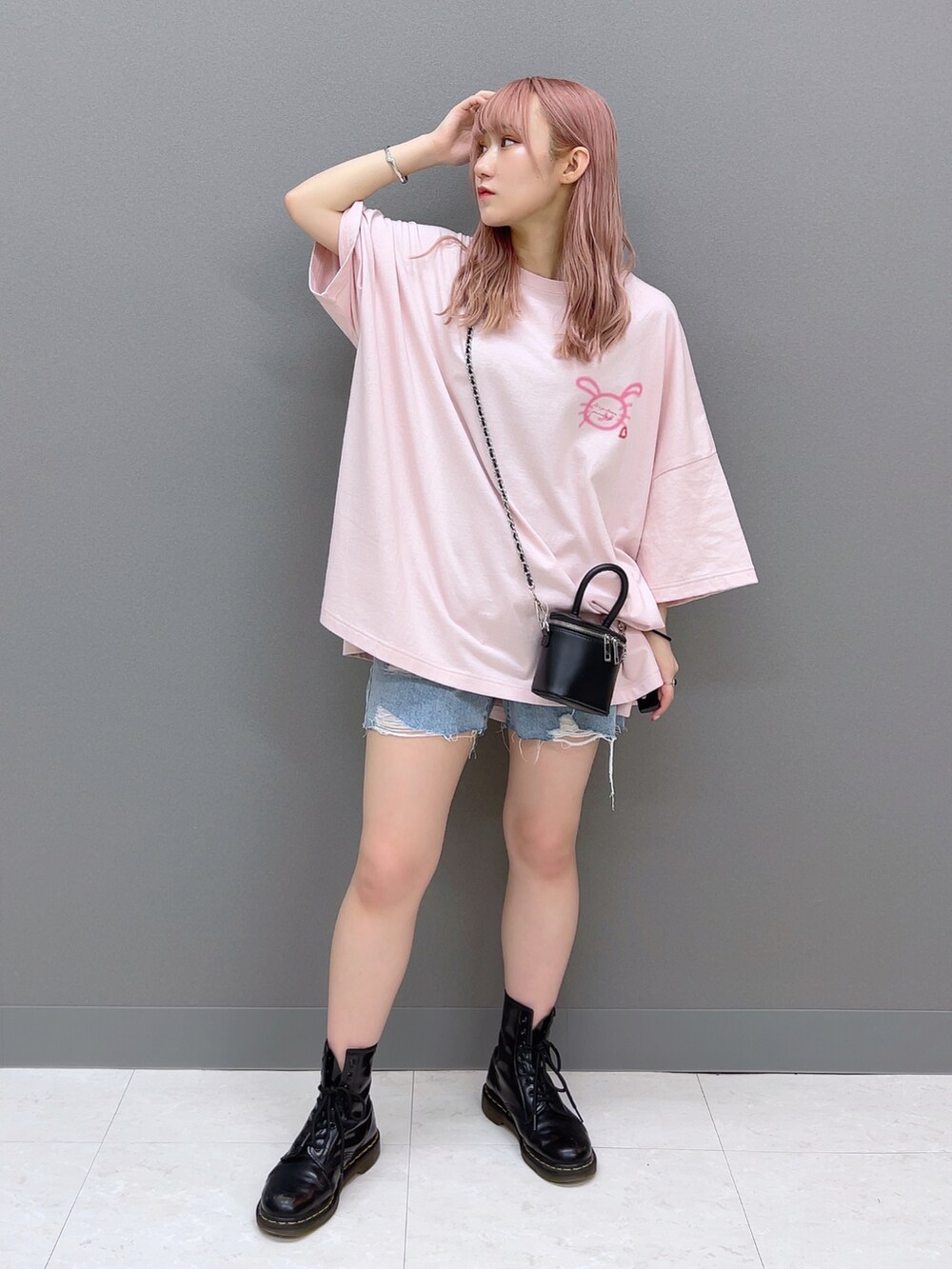 「このスタイルがお気に入り、おでかけコーデ、カジュアル、ビッグシルエット、おしゃれさんと繋がりたい、Tシャツ」｜「Alley by w closetの【Alley】スプレープリントTシャツ（Tシャツ/カットソー、ピンク系）」を使った、みうさん（骨格ストレート・レディース・152cm）の夏コーディネートの3枚目の写真