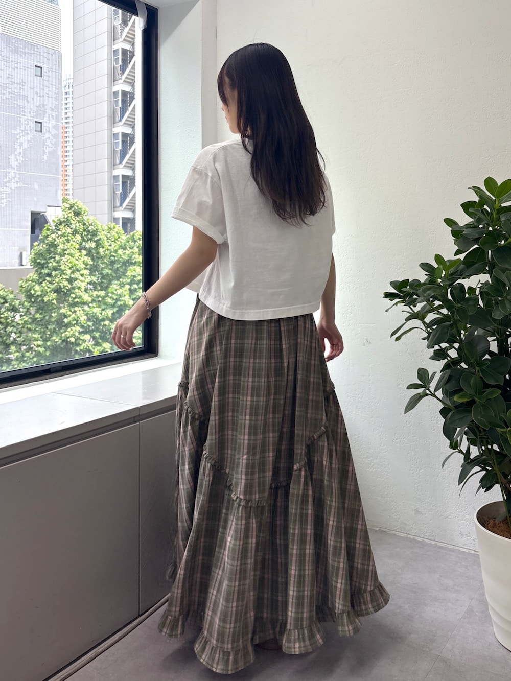 ホワイト系のTシャツ/カットソー、グリーン系のワンピースを着用したレディースの夏コーディネートの5枚目の写真