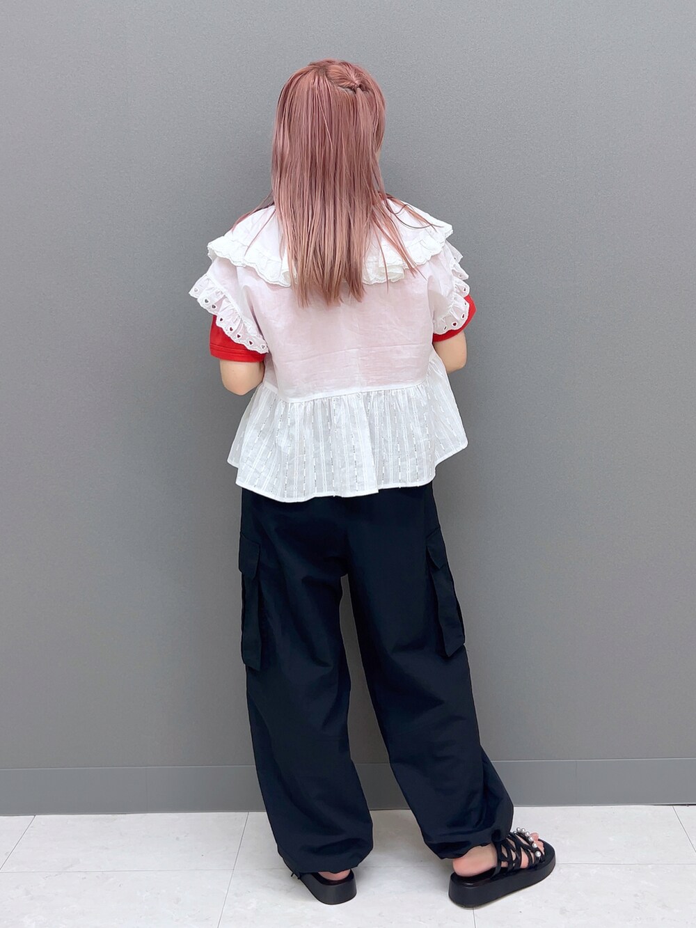 「このスタイルがお気に入り、着回しコーデ、低身長コーデ、カーゴパンツ、ブラウス、ブラウス×パンツ、Tシャツ、甘辛mix、カジュアル」｜「w closetのハートレースフリルブラウス（シャツ/ブラウス、ホワイト系）」を使った、みうさん（骨格ストレート・レディース・152cm）の夏コーディネートの4枚目の写真