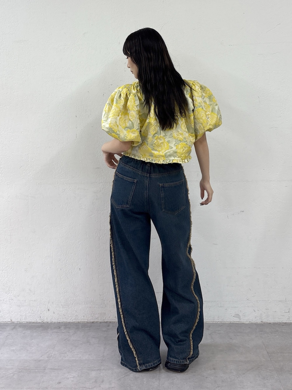 イエロー系のシャツ/ブラウス、ブルー系のデニムパンツ、シルバー系のトートバッグを着用したレディースの夏コーディネートの4枚目の写真