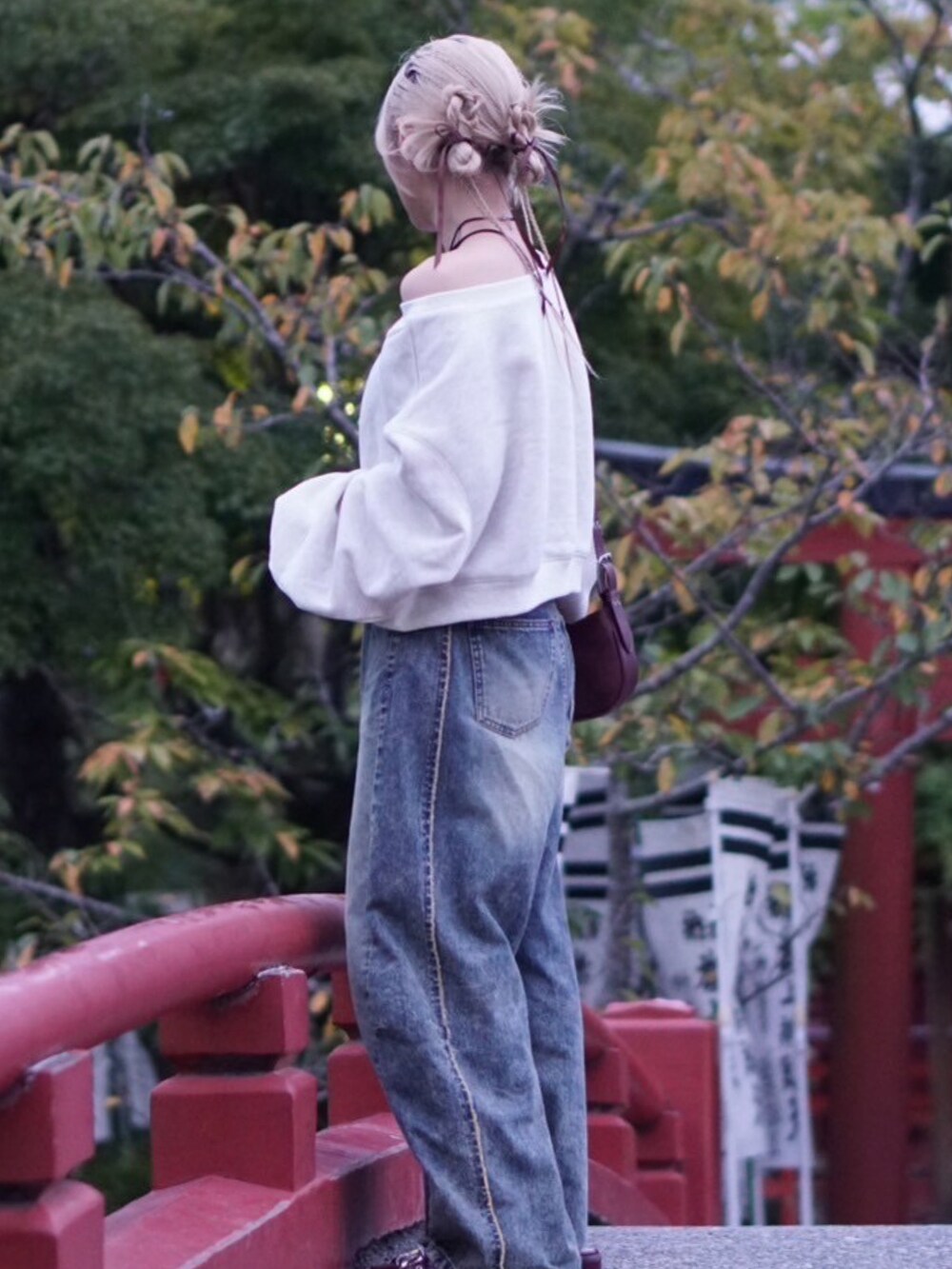 「アウトドアスタイル、秋っぽコーデ更新中、シンプルコーデ、ootd、秋服準備はじめました、着回しコーデ、お洒落さんとつながりたい、低身長コーデ、カジュアル、スウェット、デニム、152cm、w closet、骨格ストレート、イエベ春」｜「w closetのワンショル裏起毛スウエット（Tシャツ/カットソー、ベージュ系）」を使った、みうさん（骨格ストレート・レディース・152cm）の秋コーディネートの2枚目の写真