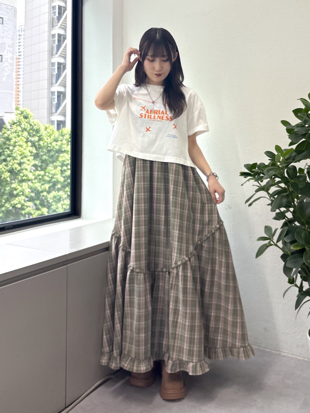 ホワイト系のTシャツ/カットソー、グリーン系のワンピースを着用したレディースの夏コーディネートの2枚目の写真