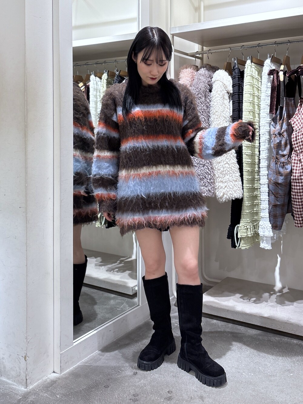 ブラウン系のニット/セーター、ブラック系のその他パンツを着用したレディースの秋コーディネートの3枚目の写真