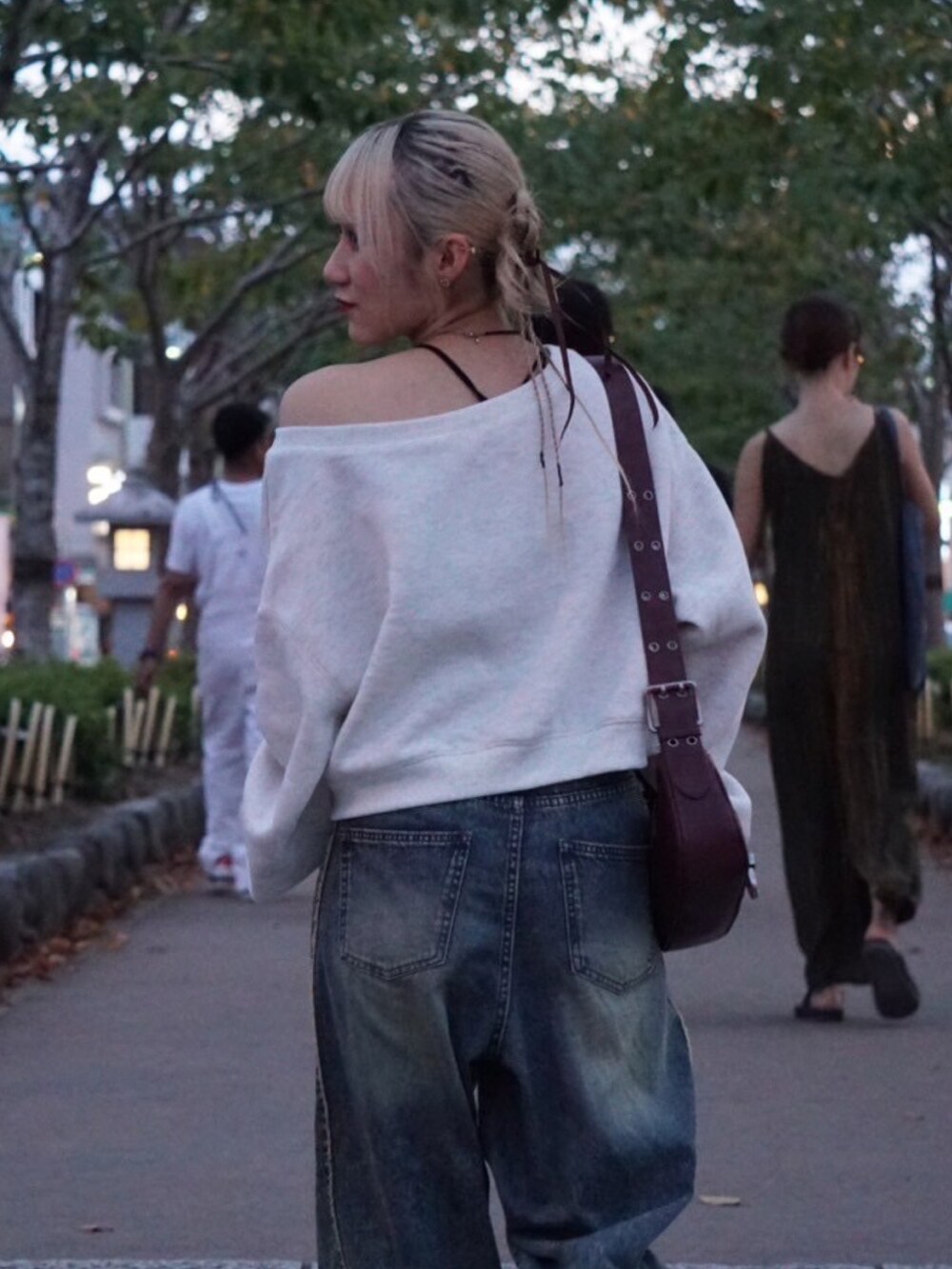 「アウトドアスタイル、秋っぽコーデ更新中、シンプルコーデ、ootd、秋服準備はじめました、着回しコーデ、お洒落さんとつながりたい、低身長コーデ、カジュアル、スウェット、デニム、152cm、w closet、骨格ストレート、イエベ春」｜「w closetのワンショル裏起毛スウエット（Tシャツ/カットソー、ベージュ系）」を使った、みうさん（骨格ストレート・レディース・152cm）の秋コーディネートの5枚目の写真