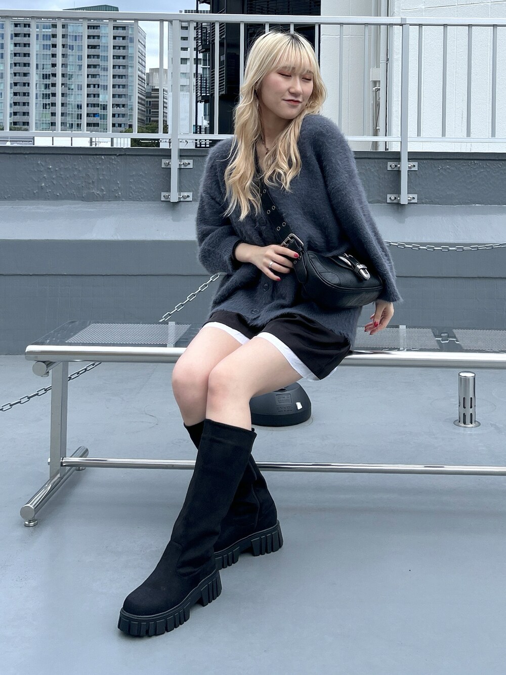 「秋っぽコーデ更新中、オトナカジュアル、ゆるコーデ、秋服準備はじめました、低身長女子、#秋コーデ、イエベ春、ブルべ夏、カーディガン、ショートパンツ、ロングブーツ、152cm、カーディガンコーデ」｜「w closetのロングブーツ（ブーツ、ブラック系）」を使った、みうさん（骨格ストレート・レディース・152cm）の秋コーディネートの2枚目の写真