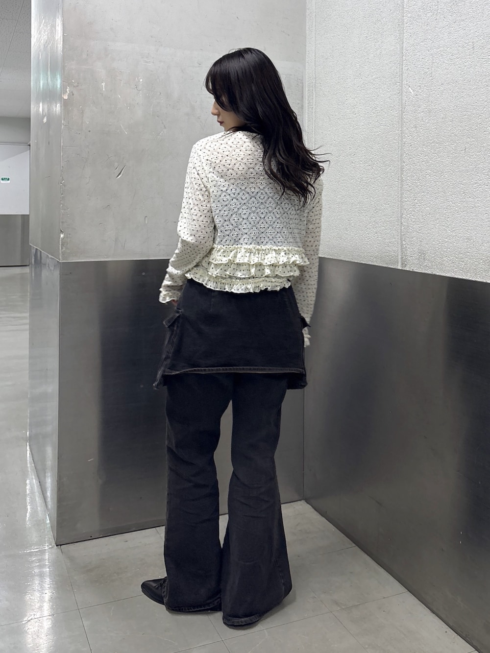 ホワイト系のTシャツ/カットソー、ブラック系のデニムパンツ、ブラック系のブーツを着用したレディースの春コーディネートの5枚目の写真