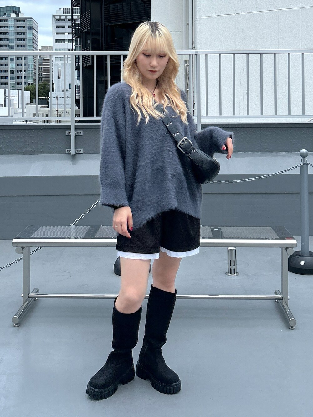 「秋っぽコーデ更新中、オトナカジュアル、ゆるコーデ、秋服準備はじめました、低身長女子、#秋コーデ、イエベ春、ブルべ夏、カーディガン、ショートパンツ、ロングブーツ、152cm、カーディガンコーデ」｜「w closetのロングブーツ（ブーツ、ブラック系）」を使った、みうさん（骨格ストレート・レディース・152cm）の秋コーディネートの3枚目の写真
