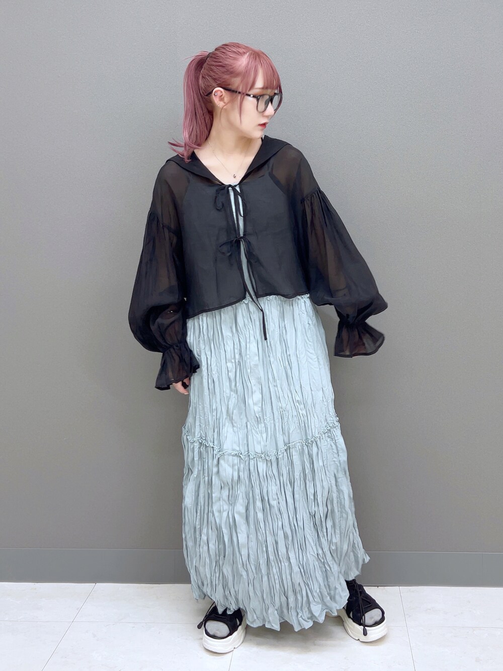 ブラック系のシャツ/ブラウス、ブルー系のワンピース、ブラック系のサンダルを着用したレディースの夏コーディネートの2枚目の写真