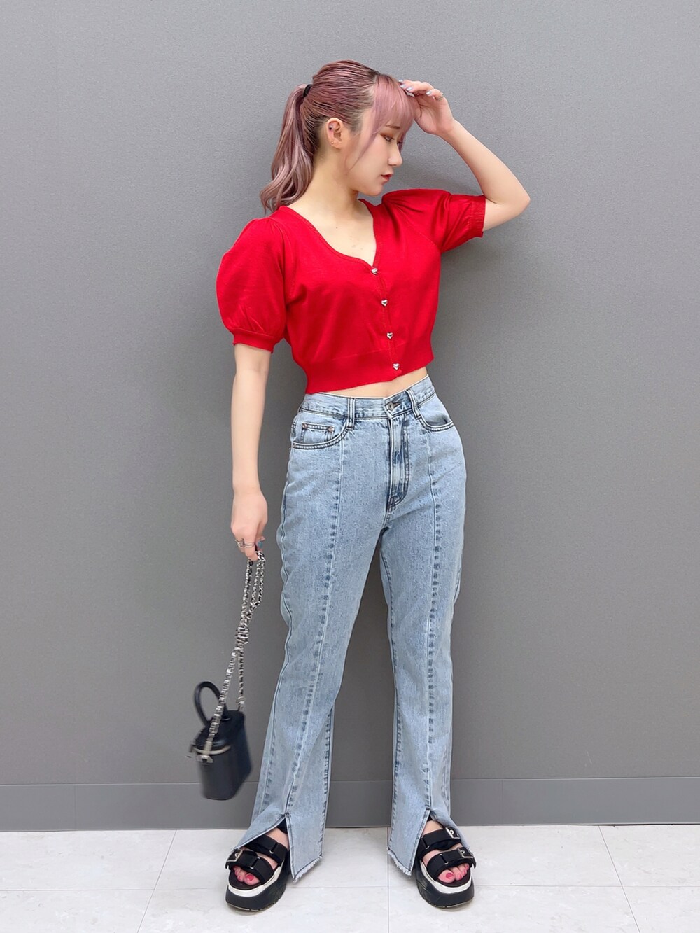 「夏コーデ、カジュアルコーデ、シンプル、パンツスタイル、低身長コーデ、おしゃれさんと繋がりたい、このスタイルがお気に入り、カーディガン、デニム、デニムパンツ、デート、骨格ウェーブ、いいね、save、フォローお願いします🤑」｜「w closetの【サイズ展開あり】フロントスリットフレアデニムパンツ（デニムパンツ、ブルー系）」を使った、みうさん（骨格ストレート・レディース・152cm）の夏コーディネートの3枚目の写真