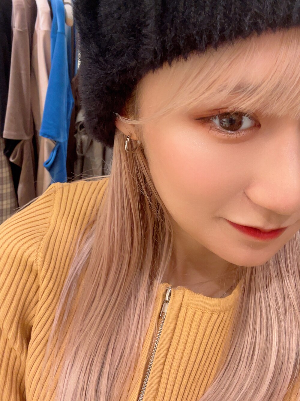 オレンジ系のカーディガン/ボレロ、ブラック系のスカート、ブラック系のブーツを着用したレディースの夏コーディネートの4枚目の写真