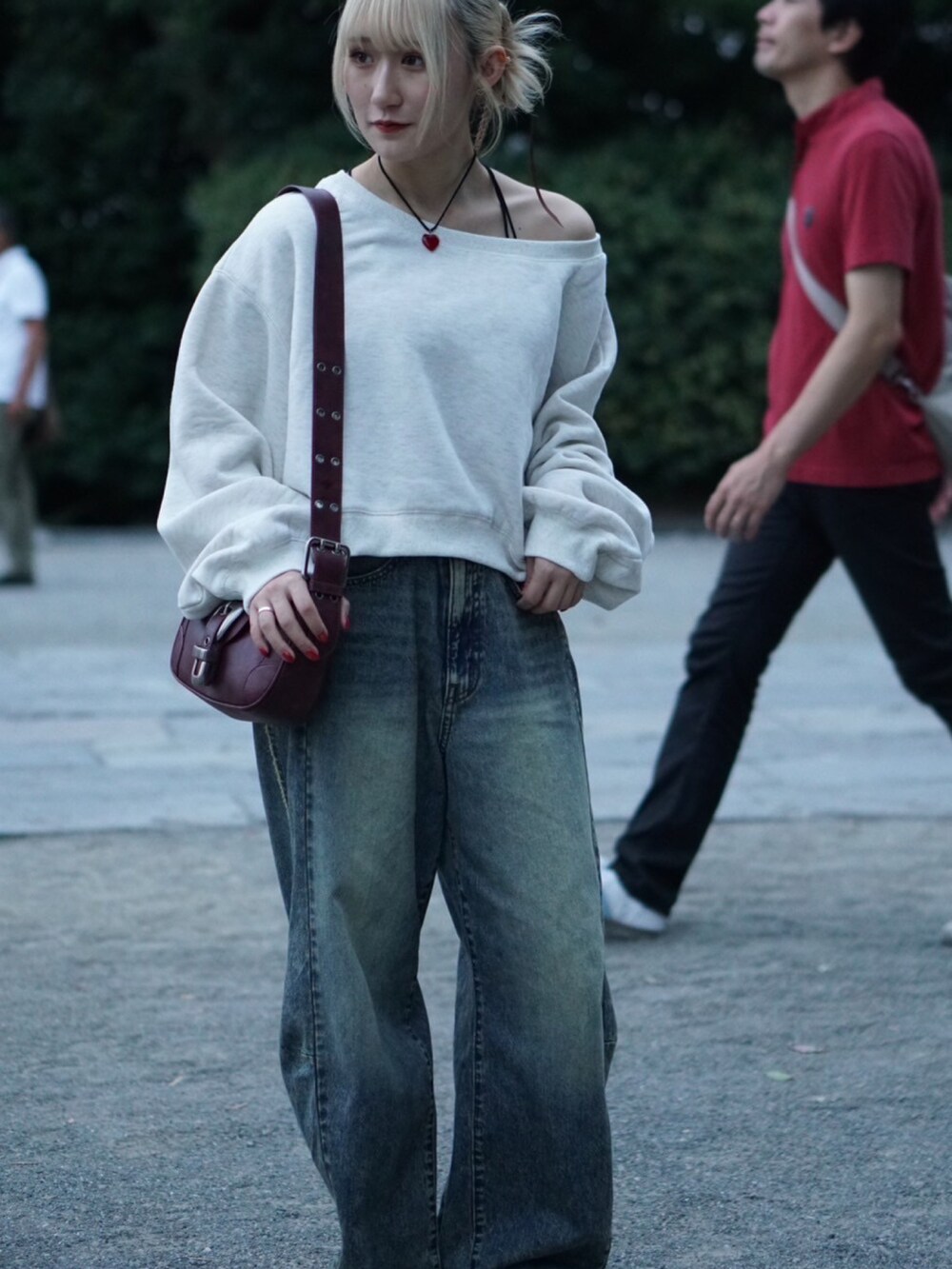 「アウトドアスタイル、秋っぽコーデ更新中、シンプルコーデ、ootd、秋服準備はじめました、着回しコーデ、お洒落さんとつながりたい、低身長コーデ、カジュアル、スウェット、デニム、152cm、w closet、骨格ストレート、イエベ春」｜「w closetのワンショル裏起毛スウエット（Tシャツ/カットソー、ベージュ系）」を使った、みうさん（骨格ストレート・レディース・152cm）の秋コーディネートの4枚目の写真
