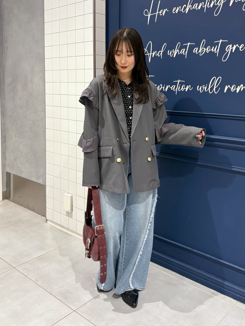 ブラック系のTシャツ/カットソー、グレー系のテーラードジャケット、ブルー系のデニムパンツを着用したレディースの春コーディネートの3枚目の写真