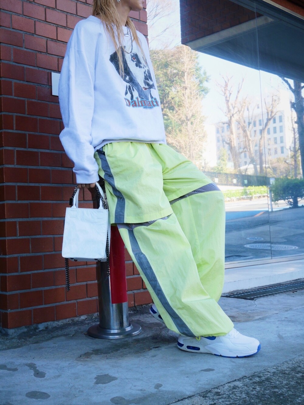 イエロー系のその他パンツを着用したレディースの冬コーディネートの3枚目の写真