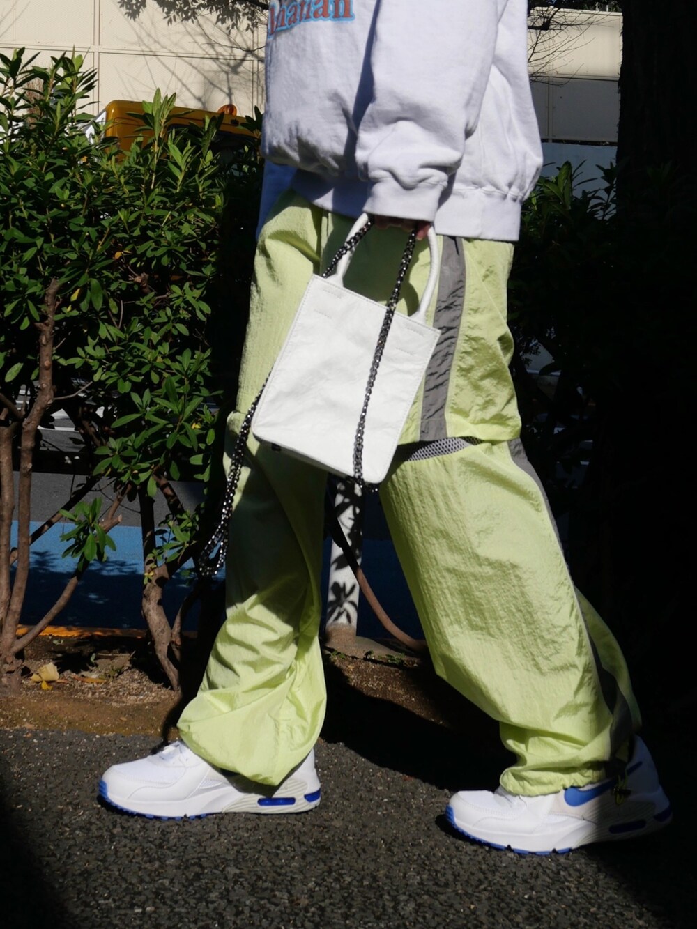 イエロー系のその他パンツを着用したレディースの冬コーディネートの4枚目の写真