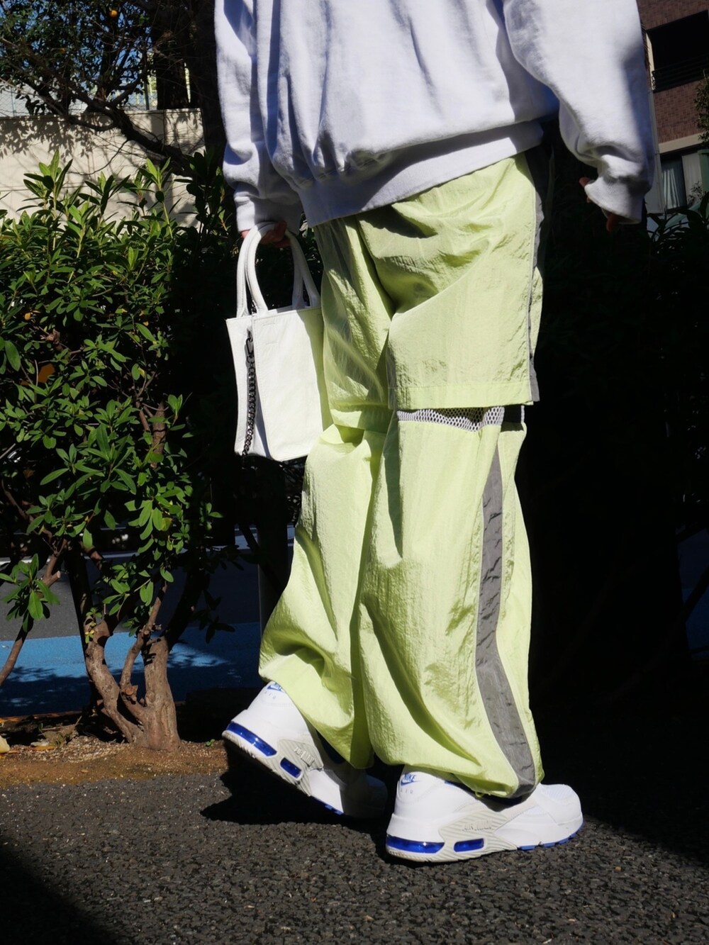 イエロー系のその他パンツを着用したレディースの冬コーディネートの5枚目の写真