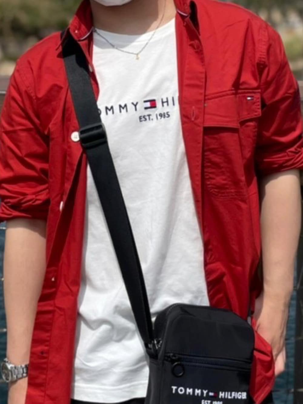 レッド系のジャケット/アウター、ホワイト系のTシャツ/カットソー、ブラック系のパンツを着用したメンズの秋コーディネートの2枚目の写真