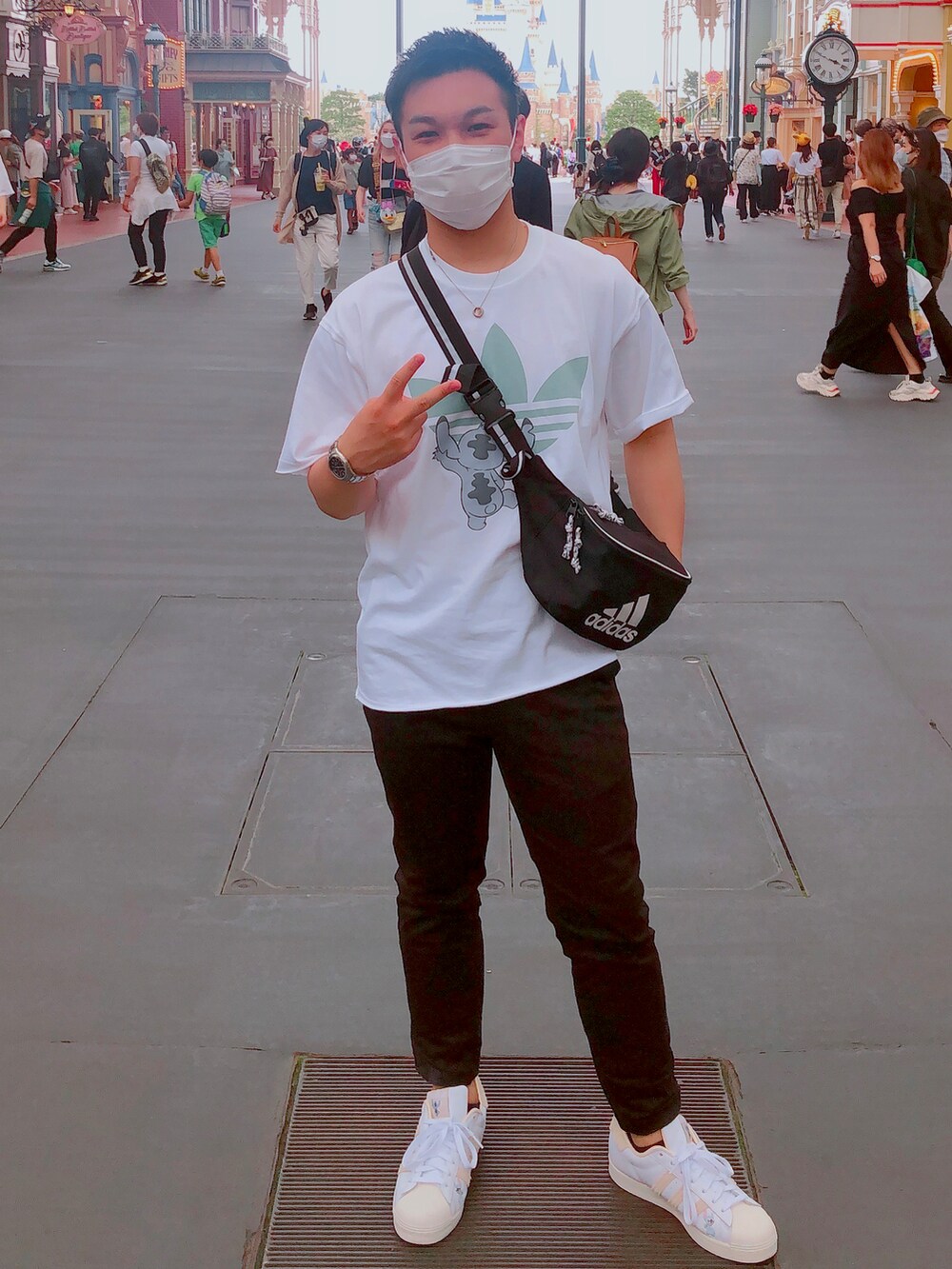 ホワイト系のTシャツ/カットソー、ブラック系のショルダーバッグ、ブラック系のパンツを着用したメンズの秋コーディネートの2枚目の写真