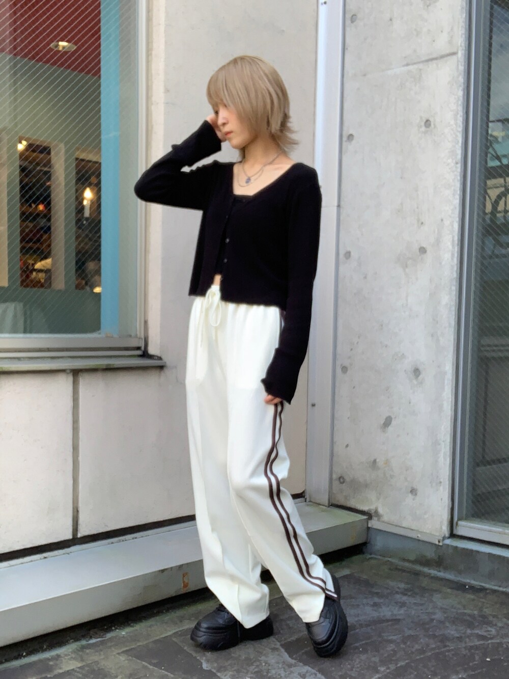 ブラック系のカーディガン/ボレロ、ホワイト系のスウェットパンツ、ブラック系のスニーカーを着用したレディースの秋コーディネートの3枚目の写真