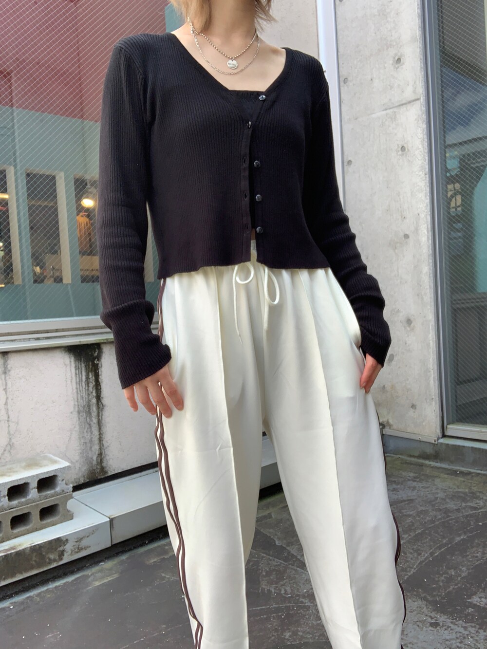 ブラック系のカーディガン/ボレロ、ホワイト系のスウェットパンツ、ブラック系のスニーカーを着用したレディースの秋コーディネートの4枚目の写真