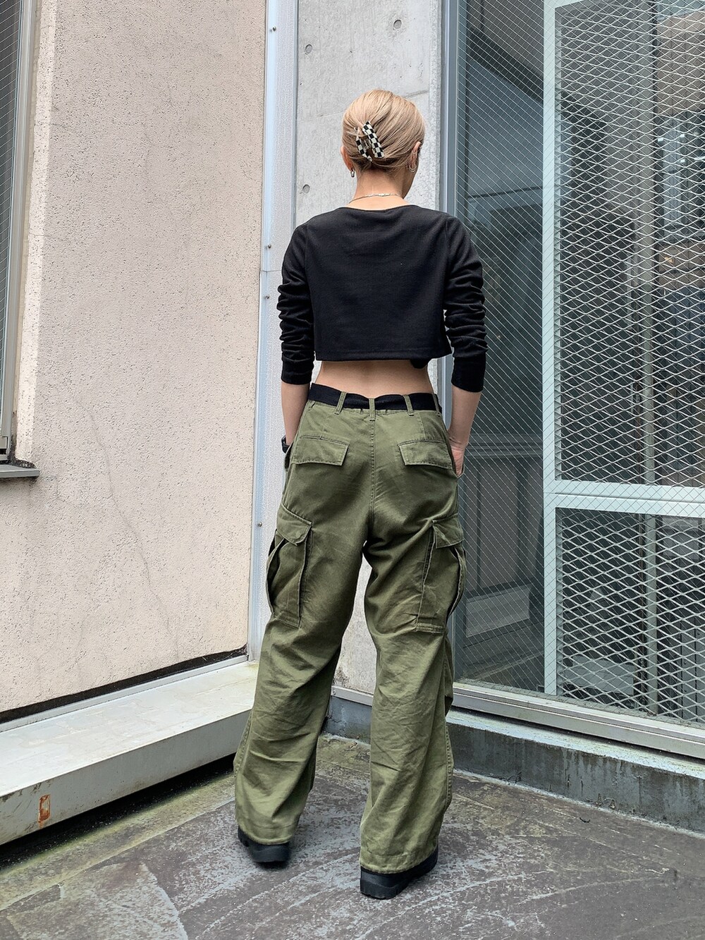 グリーン系のカーゴパンツ、グレー系のパーカー、ブラック系のTシャツ/カットソーを着用したレディースの秋コーディネートの4枚目の写真