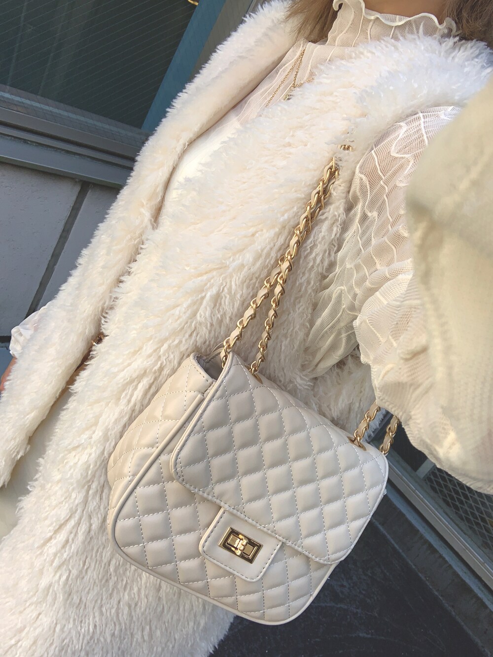 ブラウン系のブーツ、ホワイト系のその他パンツ、ホワイト系のTシャツ/カットソーを着用したレディースの秋コーディネートの4枚目の写真