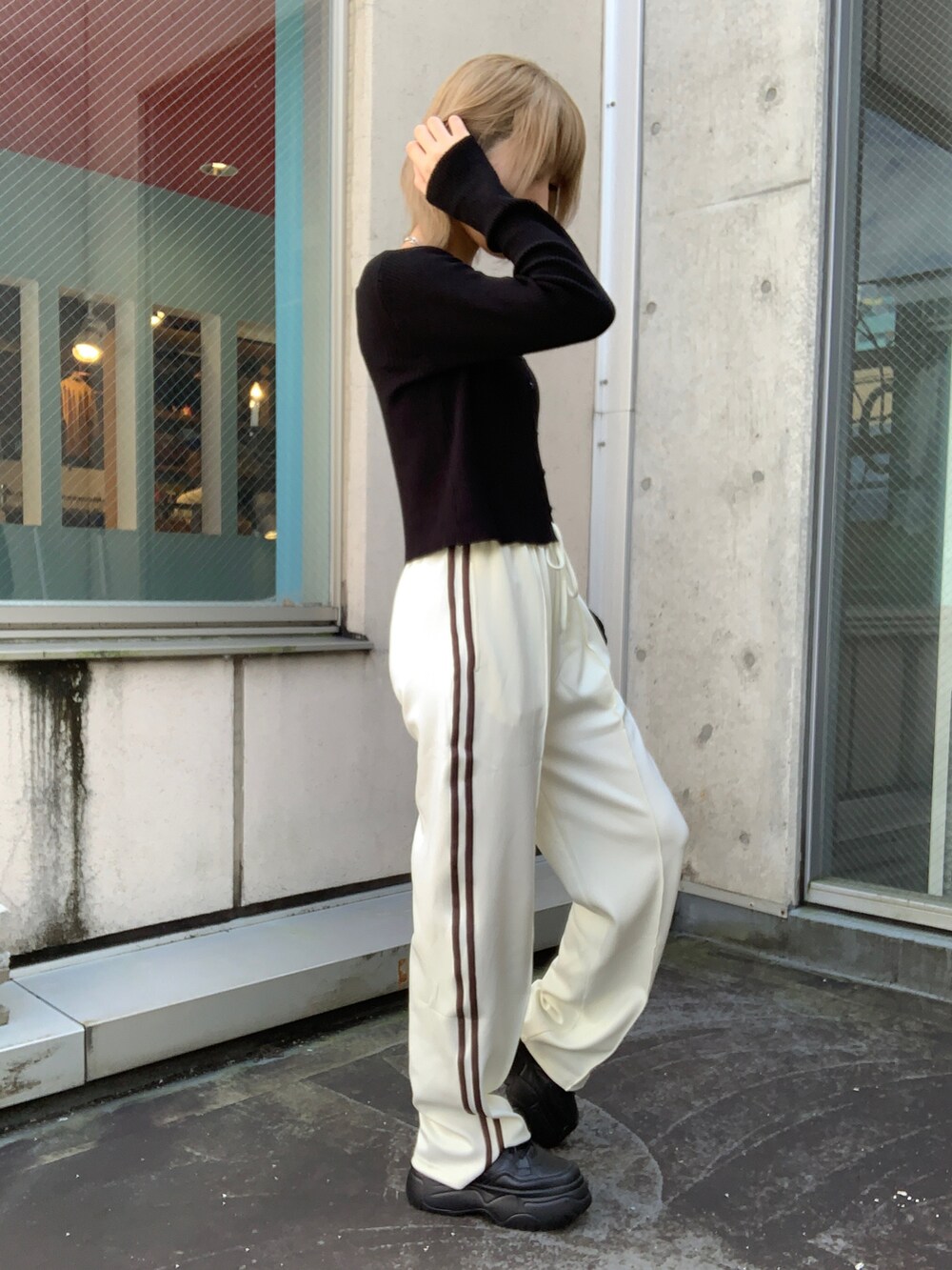 ブラック系のカーディガン/ボレロ、ホワイト系のスウェットパンツ、ブラック系のスニーカーを着用したレディースの秋コーディネートの2枚目の写真